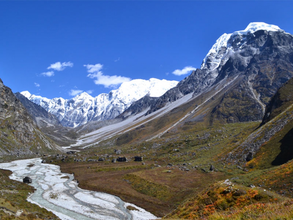 Village and mountain scenery on the Langtang Valley Trek